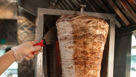 Patru polițiști, în „misiune” împotriva foamei. Agenții s-au înarmat cu shaorma și au parcat autospeciala pe trecerea de pietoni